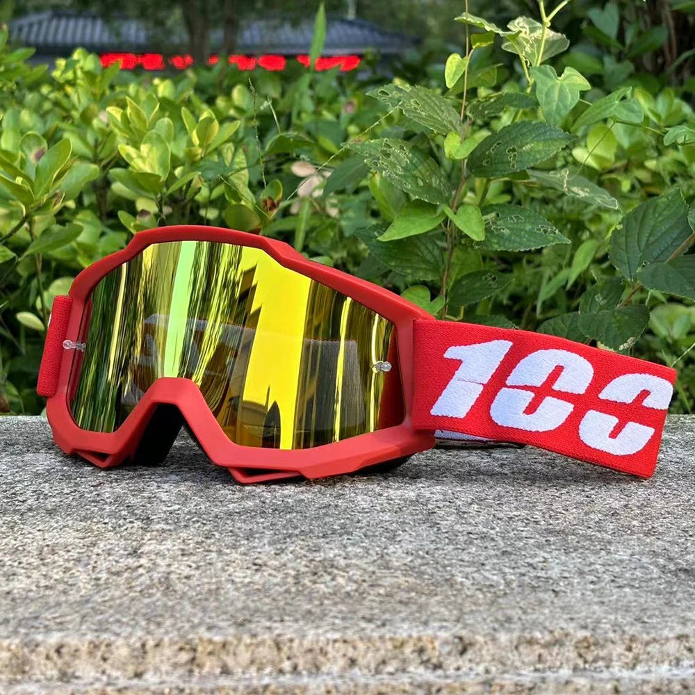 Lunettes de moto 100%.