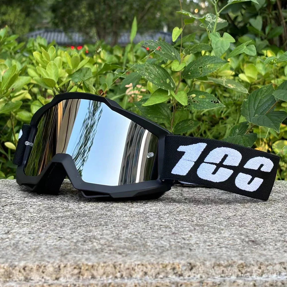 Lunettes de moto 100%.